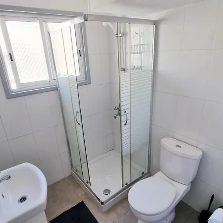 Modern Retreat: 2Br Stylish Apt With Comfy Rooms! Smart Tv With 200Mbps Internet Larnaca Exterior photo